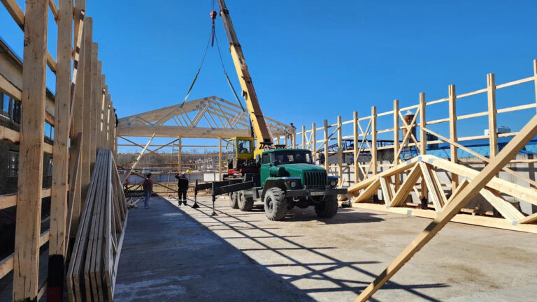 Монтаж крыши склада